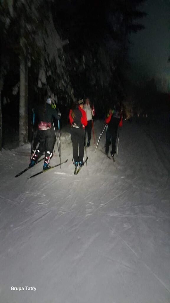May be an image of 3 people, people skiing and text that says 'Grupa Tatry'
